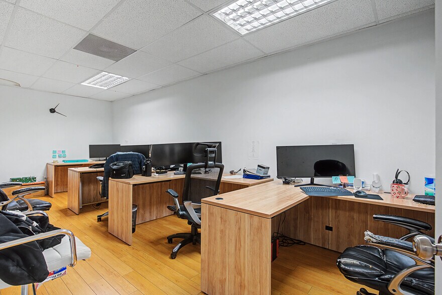 More Photos Of 6045-6047 Vineland Ave, North Hollywood Office For Sale