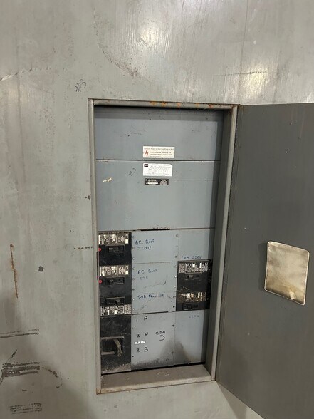 More Photos Of 1103 E Maguire Rd, Noble Light Manufacturing For Sale