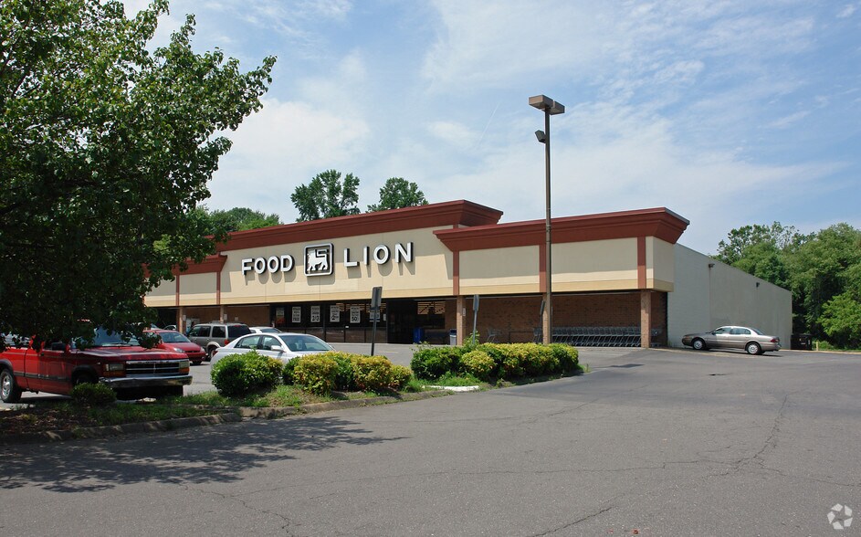 More Photos Of 4812 Country Club Rd, Winston-Salem Unknown For Lease