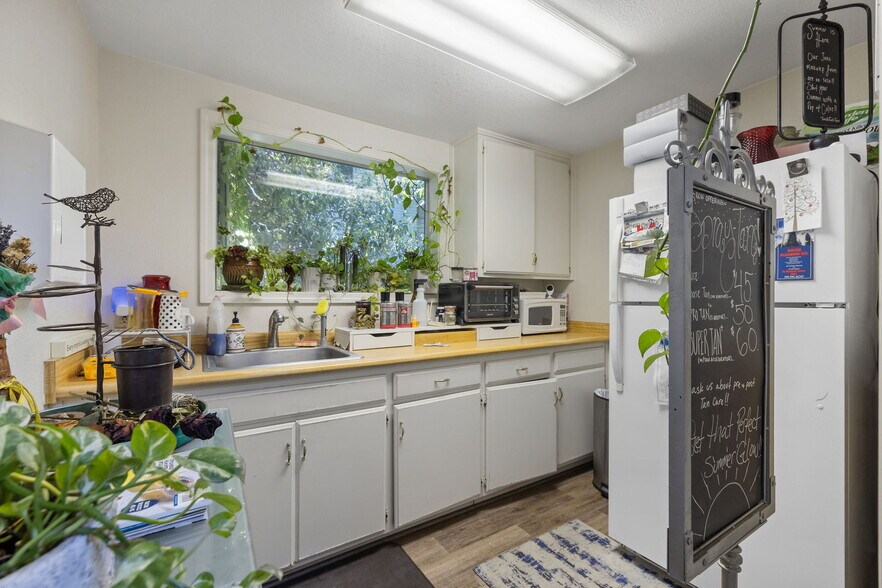 More Photos Of 920 W Main St, Visalia Coworking Space