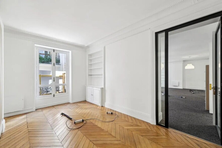 More Photos Of 10 Avenue De L'Opera, Paris Office For Sale