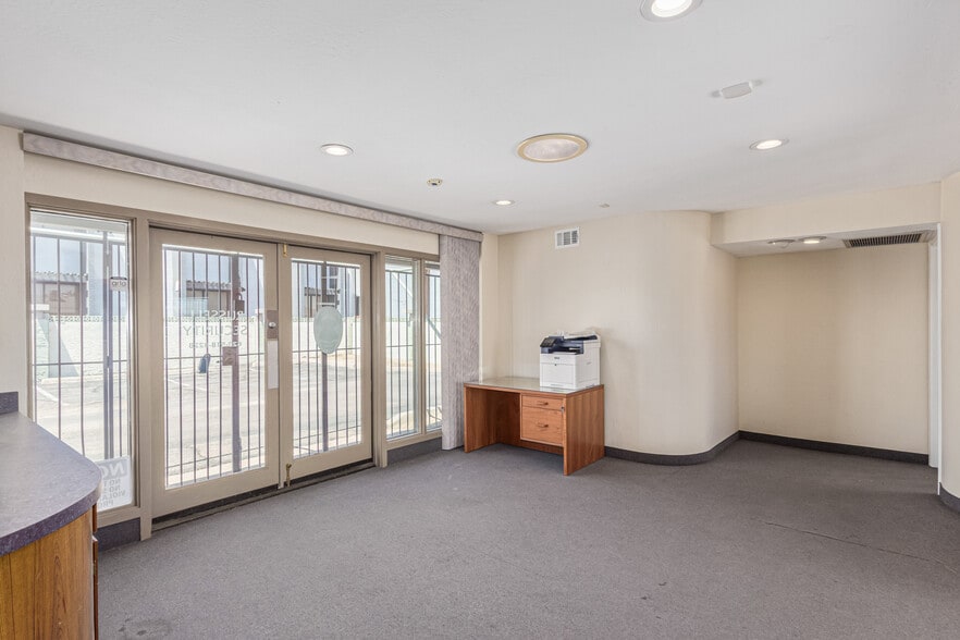 More Photos Of 8545 N Black Canyon Hwy, Phoenix Medical For Sale