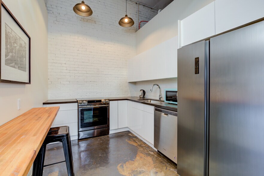 More Photos Of 2616 W Jefferson Blvd, Los Angeles Showroom For Sale