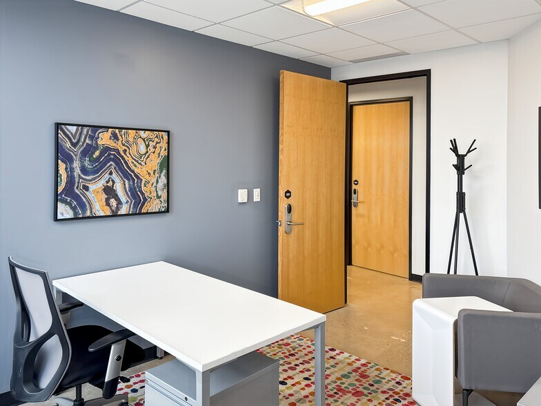 More Photos Of 4625 Lindell Blvd, Saint Louis Coworking Space