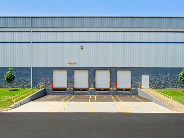 More Photos Of 145 Candlewood Rd, Bay Shore Warehouse For Lease