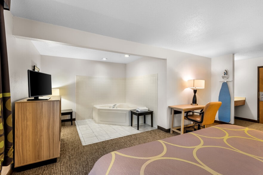 More Photos Of 210 10th St SE, Oelwein Hotel For Sale