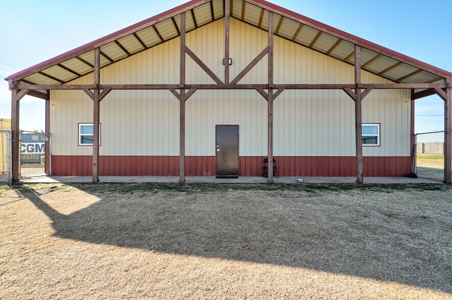 More Photos Of 8900 Charter Oak Rd, Edmond Flex For Sale