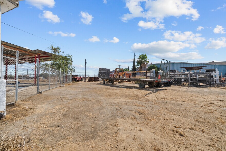 More Photos Of 550 Highway 46, Wasco Warehouse For Lease