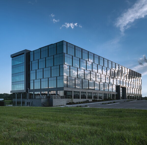 More Photos Of 17335 Golf Pkwy, Brookfield Office For Lease