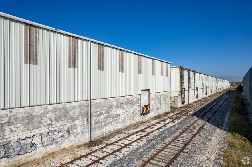 More Photos Of 5301 E Hanna Ave, Tampa Distribution For Lease