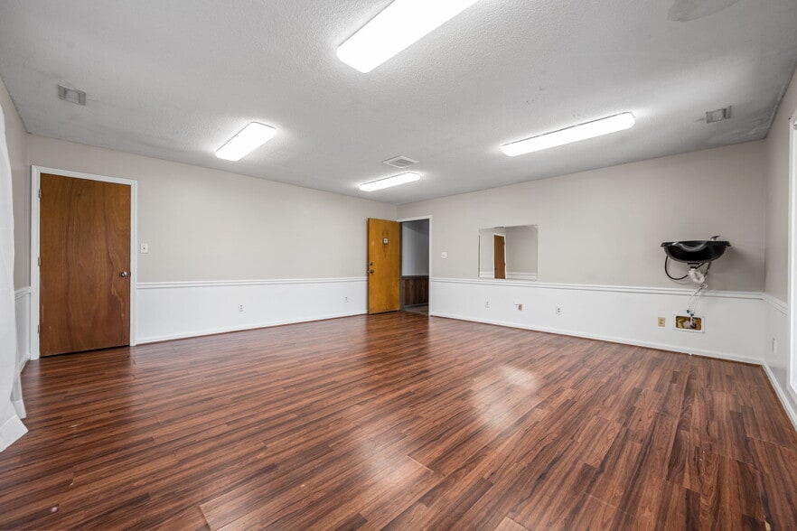 More Photos Of 411 Western Blvd, Jacksonville Medical For Sale
