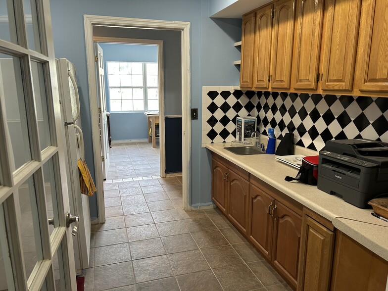 More Photos Of 609 S Himes Ave, Tampa Office For Lease