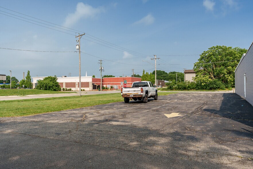 More Photos Of 415 N 3rd St, Rockford Light Distribution For Lease