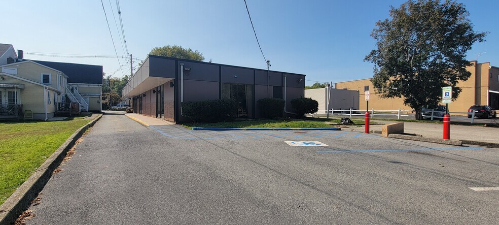 More Photos Of 1609 Main St, Pleasant Valley Bank For Lease