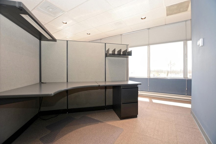 More Photos Of 512 Higgins Rd, Park Ridge Office For Lease