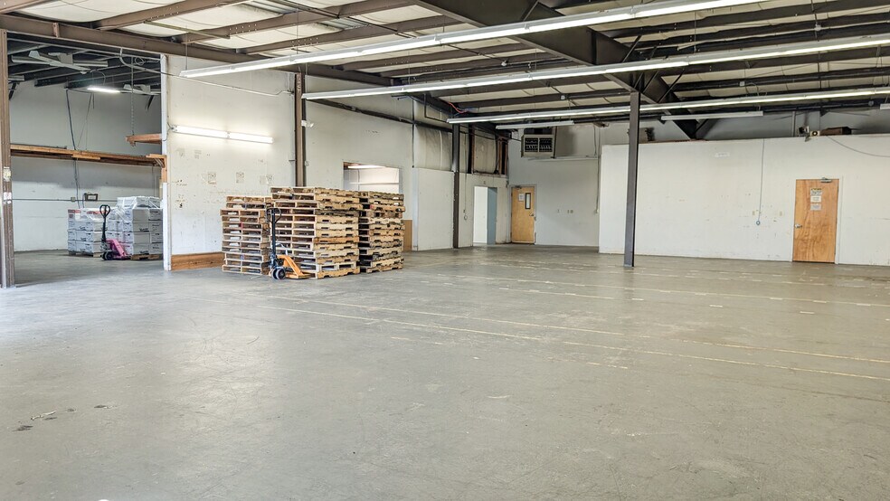 More Photos Of 242 Branford Rd, North Branford Light Manufacturing For Lease