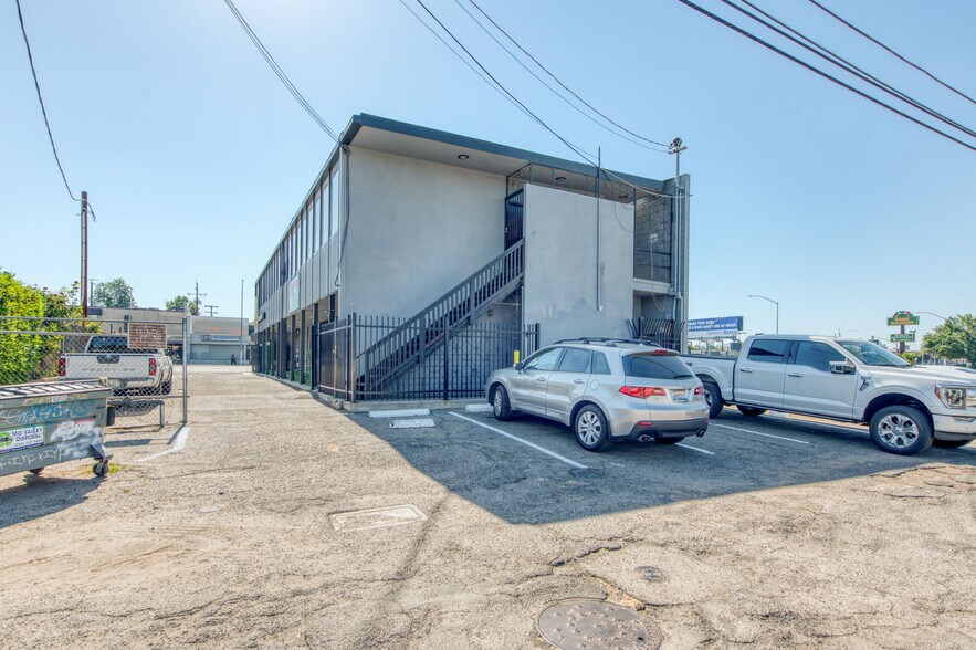 More Photos Of 2921 N Blackstone Ave, Fresno Office Residential For Sale