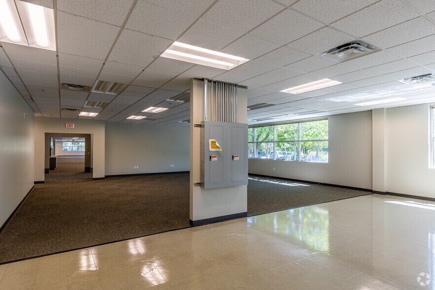 More Photos Of 3030 NE Aloclek Dr, Hillsboro Office For Sale