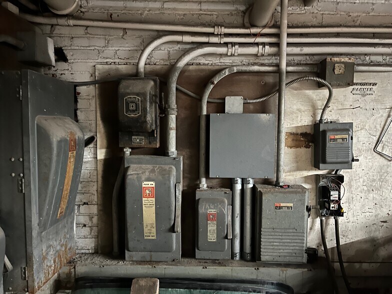 More Photos Of 10401 E US Highway 24, Independence Flex For Sale