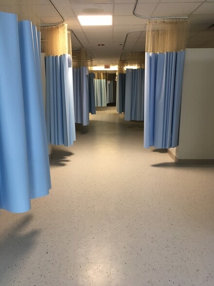 More Photos Of 901-934 Center St, Elgin Hospital For Sale