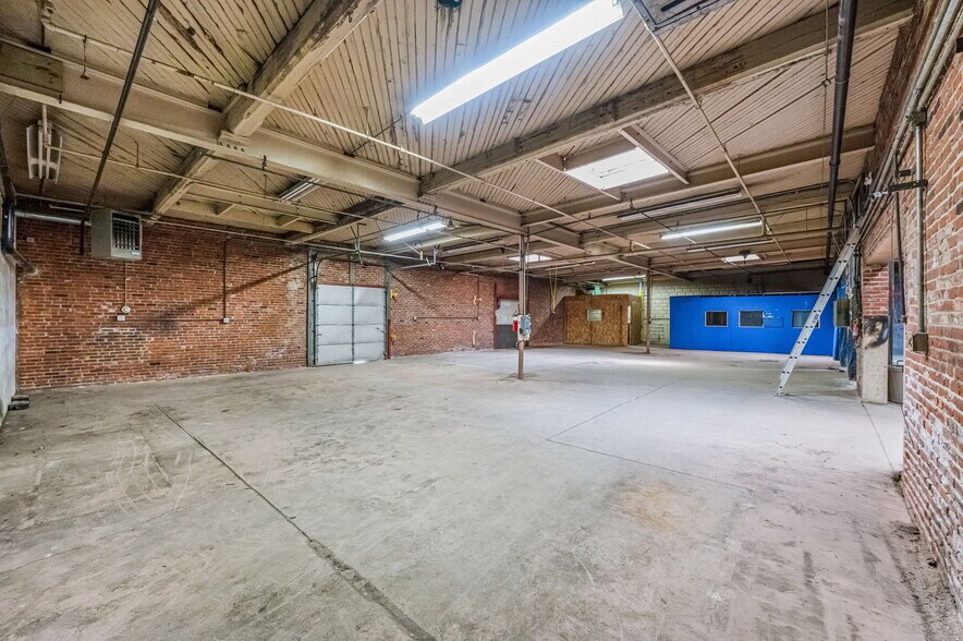 More Photos Of 590-628 Center St, Chicopee Warehouse For Lease