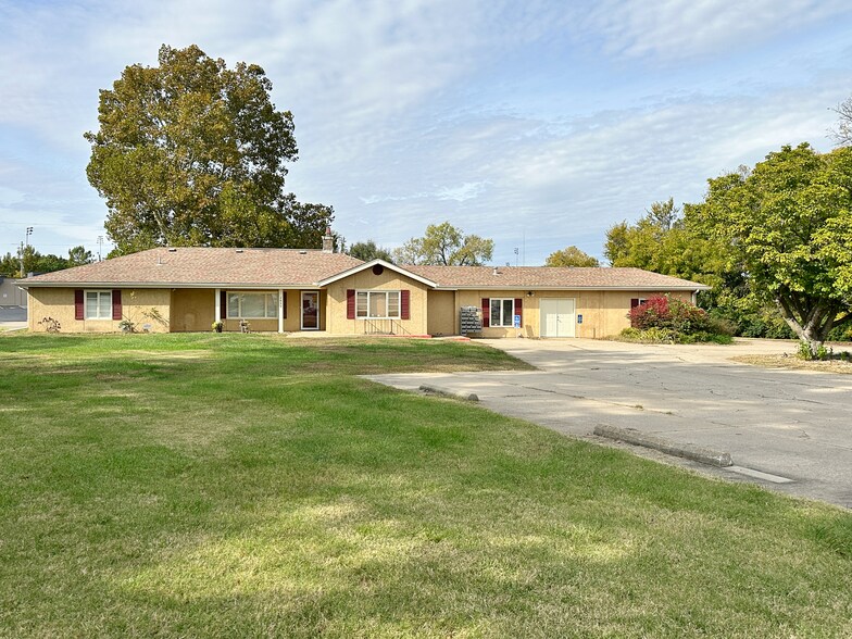 More Photos Of 2855 SE Kansas Pl, Topeka Veterinarian Kennel For Sale