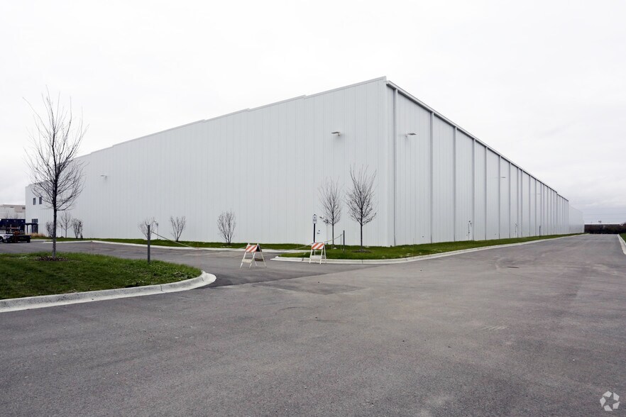 More Photos Of 555 Northwest Ave, Northlake Refrigeration Cold Storage For Lease