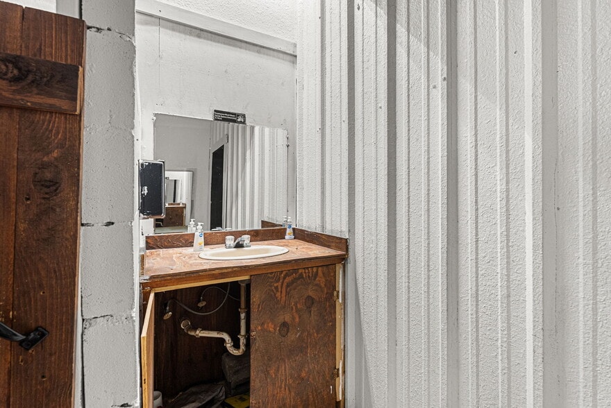 More Photos Of 13087 Hwy 271 N, Tyler Bar For Sale