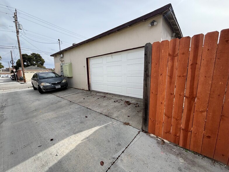 More Photos Of 11533 Truro Ave, Hawthorne Apartments For Sale