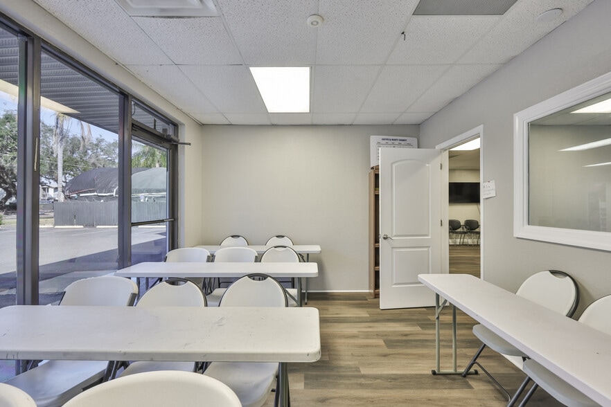 More Photos Of 307 S Parsons Ave, Brandon Storefront For Lease