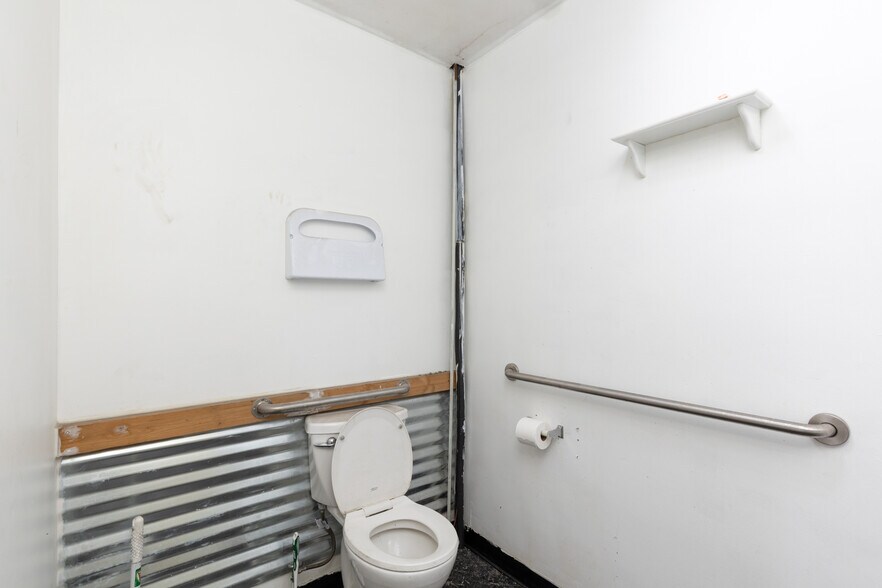 More Photos Of 1120 Chestnut St, Carlin Light Distribution For Sale