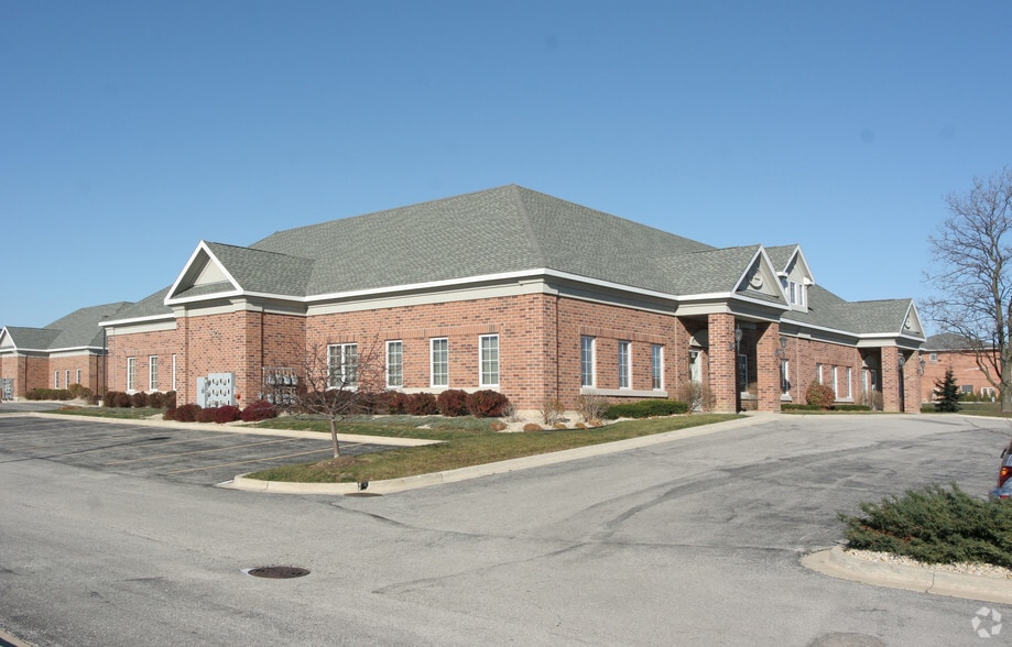 Primary Photo Of 5445 Grand Ave, Gurnee Medical For Sale