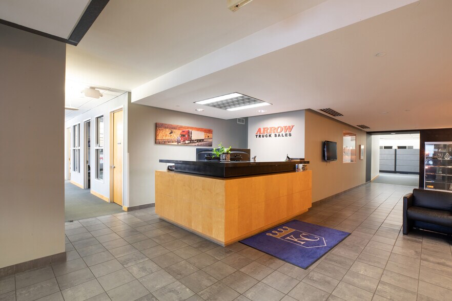 More Photos Of 3200 Manchester Tfwy, Kansas City Office For Sale