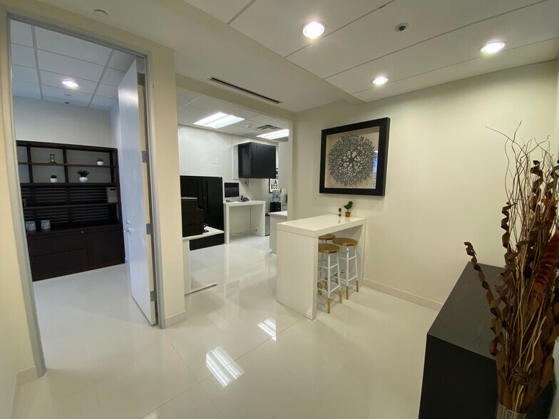 More Photos Of 2501 N Harwood St, Dallas Office For Sale