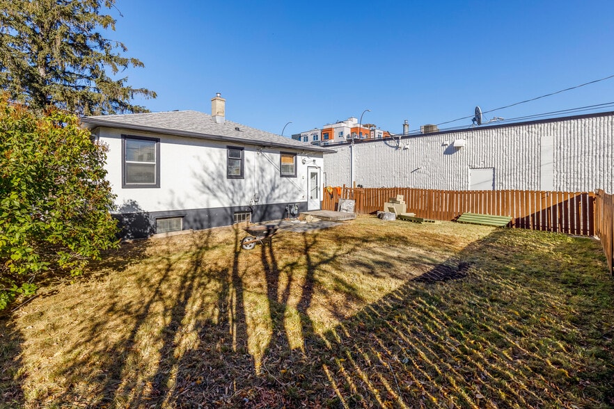 More Photos Of 1507 20 Av NW, Calgary Freestanding For Sale