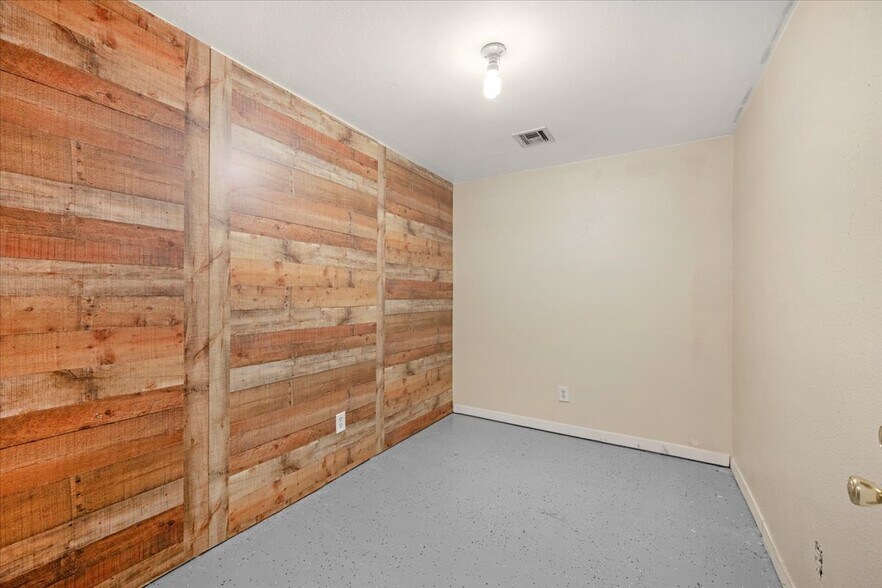 More Photos Of 339 W D St, Lemoore Storefront For Sale