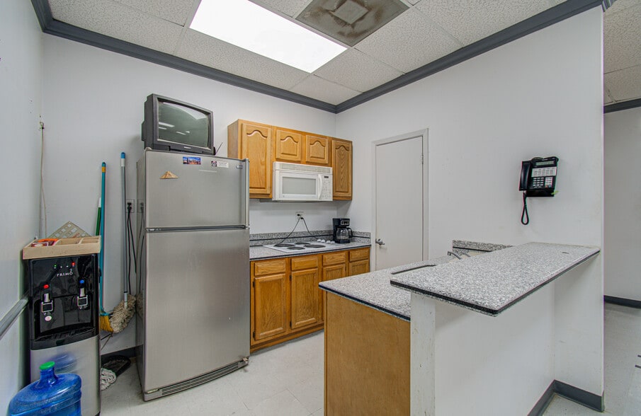 More Photos Of 7571 Morley St, Houston Warehouse For Sale