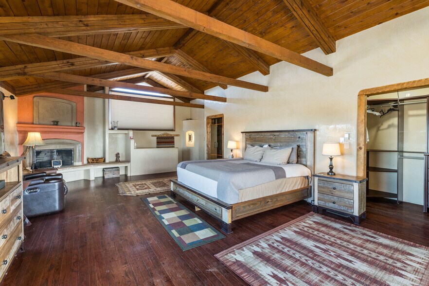More Photos Of 102 Rabbit Rd, Santa Fe Specialty For Sale