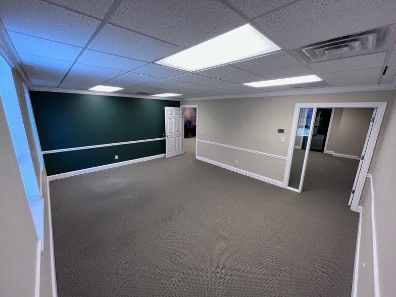 More Photos Of 316-318 Washington St, Bloomington Storefront Retail Office For Lease