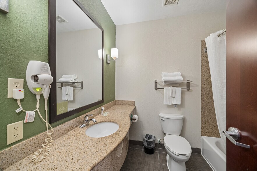 More Photos Of 18150 McKay Dr, Humble Hotel For Sale
