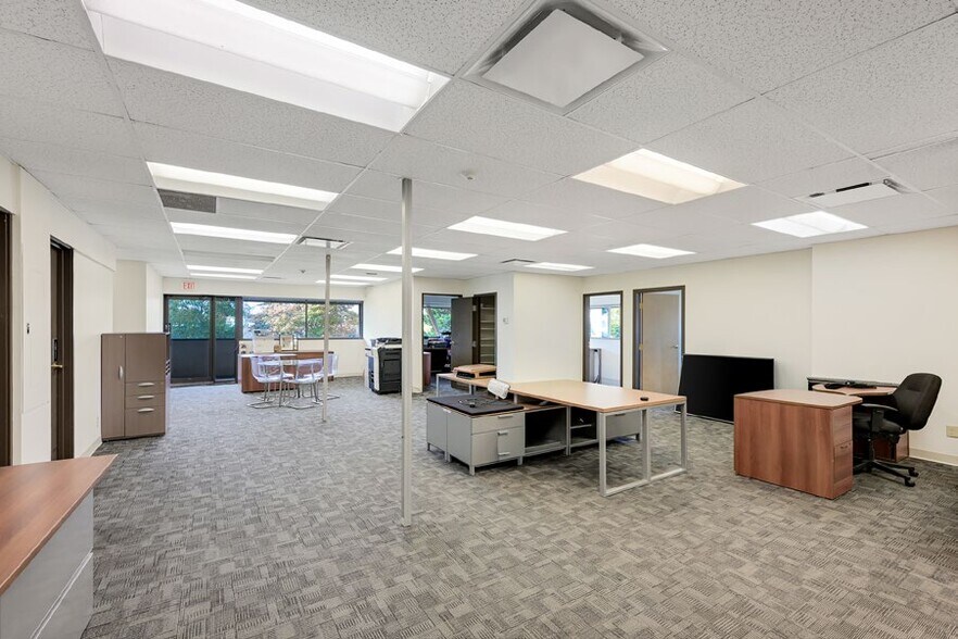 More Photos Of 2067 Cadboro Bay Rd, Victoria General Retail For Lease