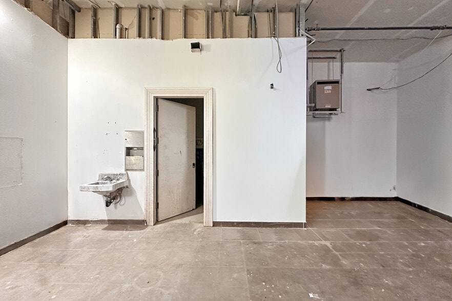 More Photos Of 747 Saint Charles Ave, New Orleans Storefront Retail Office For Lease