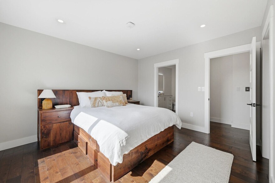 More Photos Of 443 Walnut St, Sewickley Flex For Sale