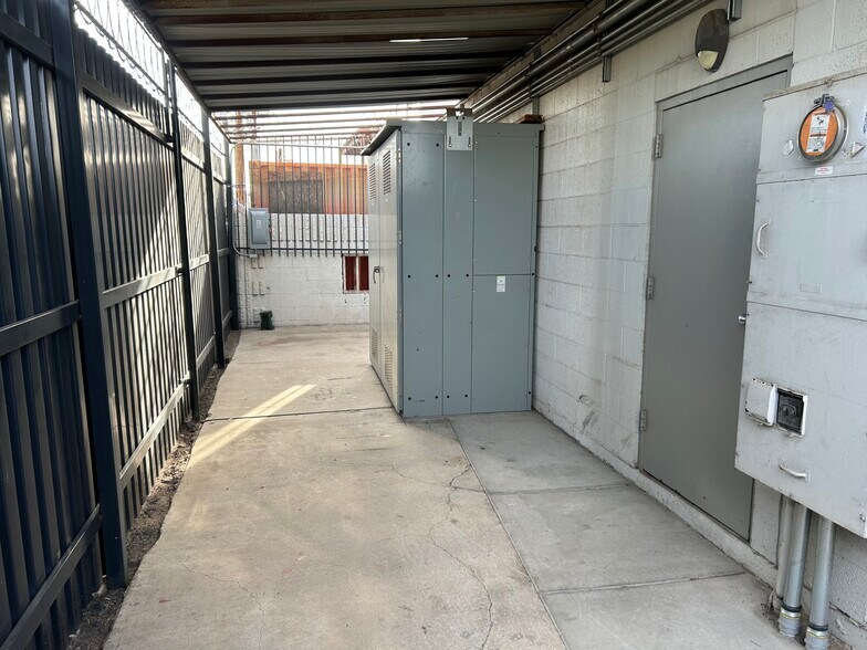 More Photos Of 2046 W Ironwood Dr, Phoenix Industrial For Sale