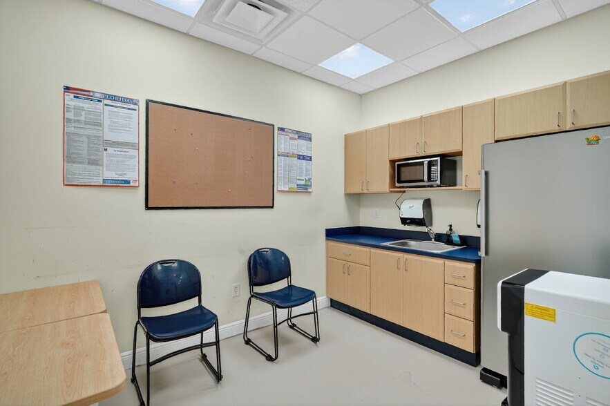 More Photos Of 260-268 Mohawk Rd, Clermont Medical For Lease