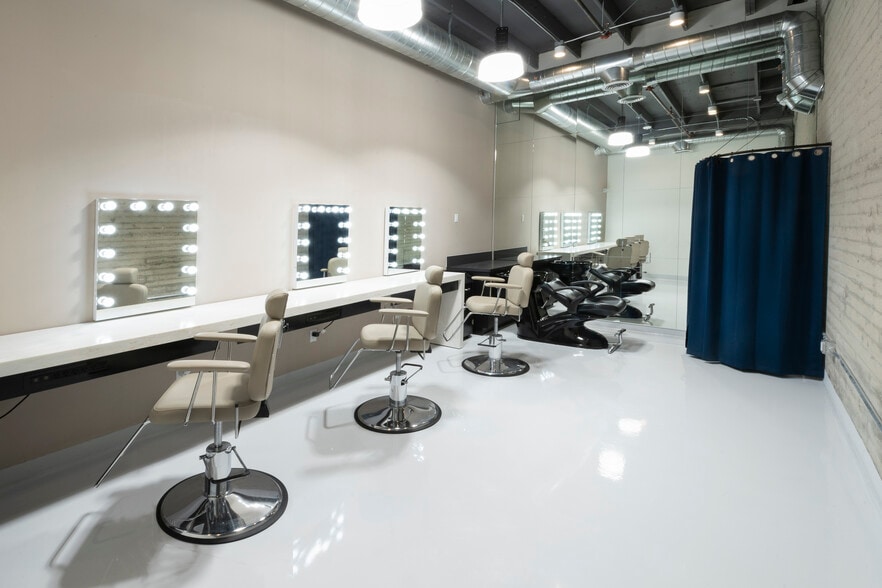 More Photos Of 10824 Burbank Blvd, North Hollywood Warehouse For Lease