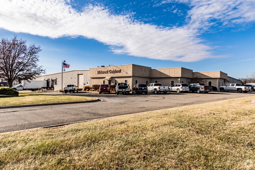 More Photos Of 1674 N Industrial Ave, Ottawa Manufacturing For Sale