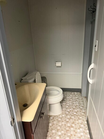 More Photos Of 21-82-21-84 Steinway St, Astoria Medical For Lease