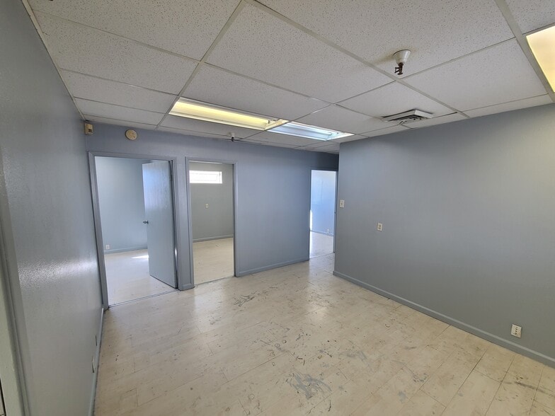 More Photos Of 3250 Palm Pky, Las Vegas Warehouse For Sale