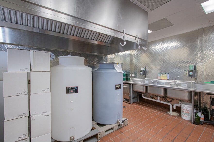 More Photos Of 104 Macomb Pl, Mount Clemens Restaurant For Sale